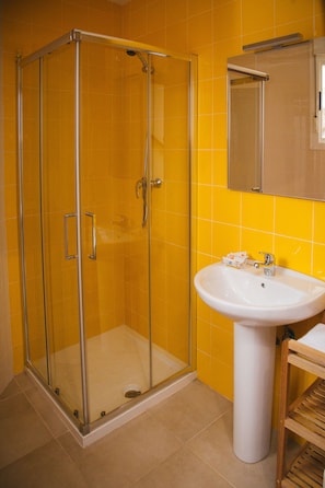 Een douche, een haardroger, handdoeken, zeep