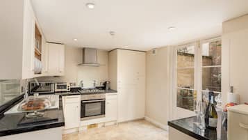 Deluxe House, Private Bathroom, City View | Shared kitchen | High chair