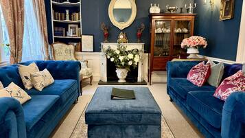 Deluxe House, Private Bathroom, City View | Lounge