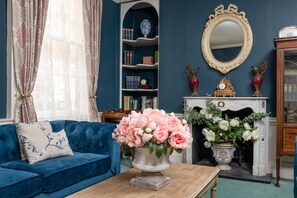 Deluxe House, Private Bathroom, City View | Lounge