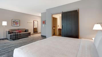 Estudio, 1 cama King size, refrigerador y microondas (Wet bar) | Caja de seguridad en la habitación y escritorio