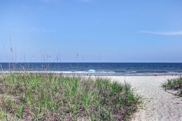 Plage, chaises longues, serviettes de plage