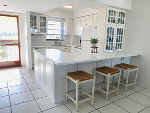 冰箱、微波炉、烤箱、炉灶