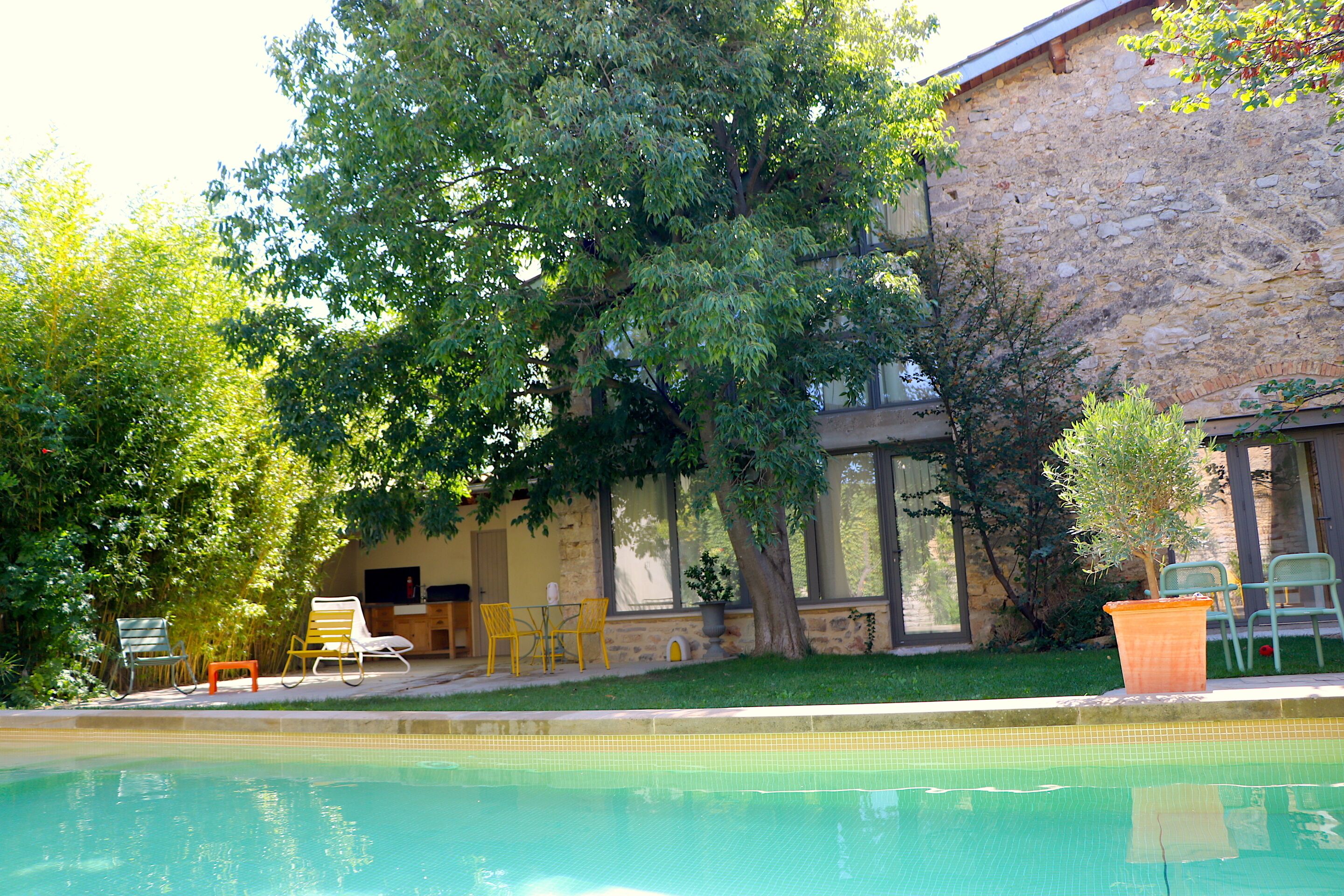 حمّام سباحة خارجي، حمّام سباحة مُدفَّأ، مقاعد للتشمس