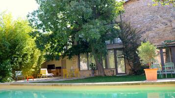 Piscine extérieure, piscine chauffée, chaises longues