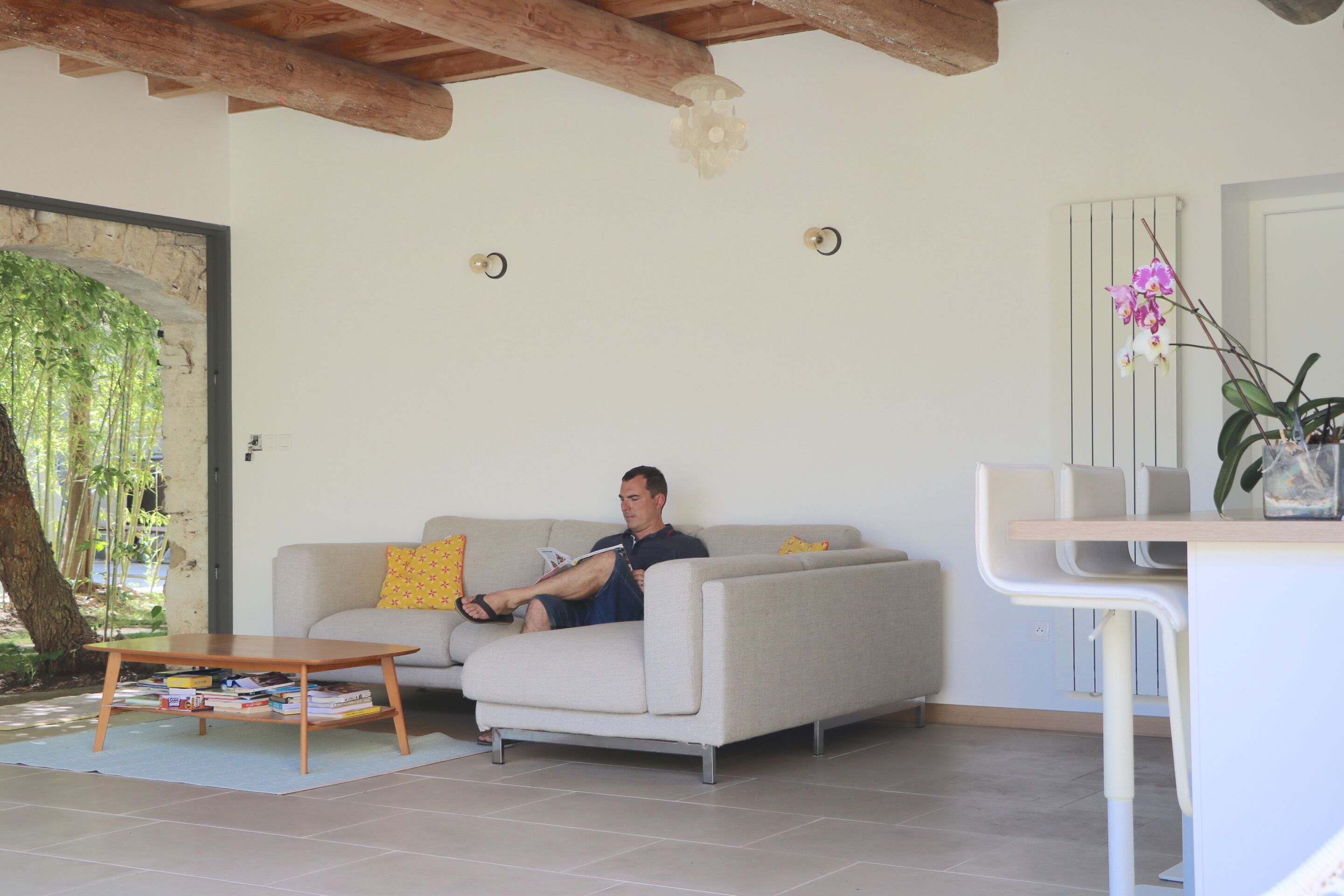 Een kinderstoel, een ijsmachine