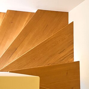 A wooden staircase with a modern design. - Les Nuits Pétillantes (Cournonterral)