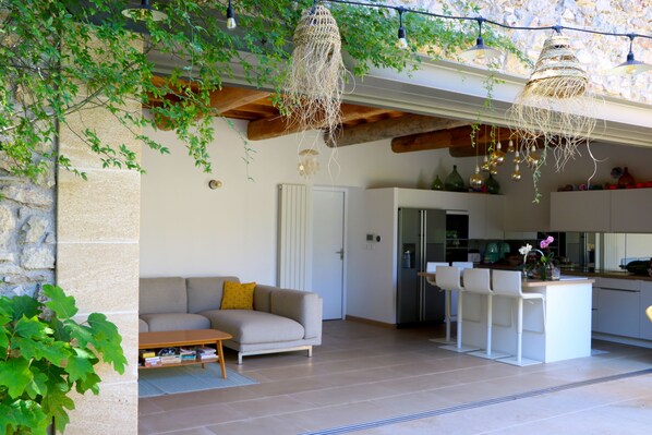 Chaise haute, distributeur de glaçons