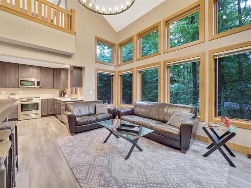 Luxury 5bd/5bth Condo, Walk to the Boyne Ski Lifts and Lodge!