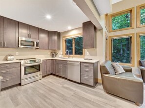 Jääkaappi, mikroaaltouuni, uuni, liesi