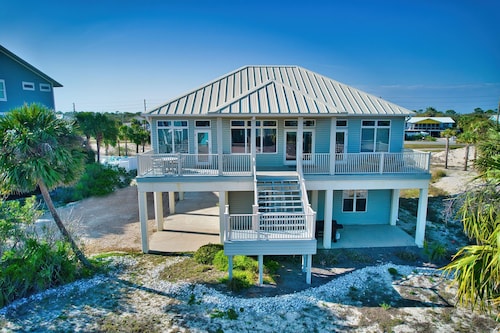 Sleeps 16! Across from beach! POOL! Close to downtown! Downstairs apartment!