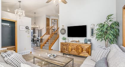 City Lodge -Beautiful 10 Person Home Near the Mall