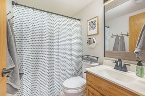 Ensemble douche/baignoire, sèche-cheveux, serviettes fournies, savon