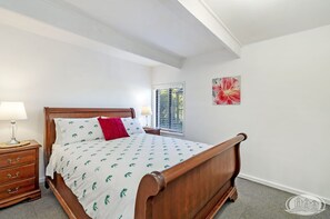 3 bedrooms, iron/ironing board, bed sheets, wheelchair access