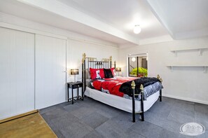 3 bedrooms, iron/ironing board, bed sheets, wheelchair access