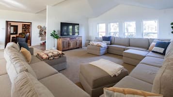 Smart TV, fireplace, Netflix, Hulu