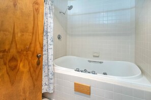 Combined shower/tub, jetted tub, towels, soap