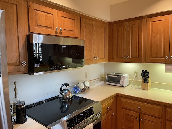 Enjoy cooking in this well-equipped kitchen with an oven, induction cooktop, and compact toaster oven.