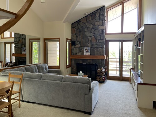 Ski In/Ski Out Lofted 3BR/3Bath Stratton Mountain Village Condo