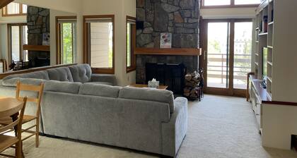 Ski In/Ski Out Lofted 3BR/3Bath Stratton Mountain Village Condo