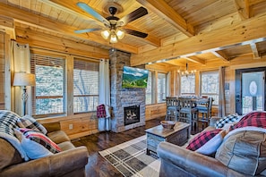 Smart TV, fireplace, video games, video library - Game Room, Hot Tub, Wi-Fi, Mtn Views, Pool (Pigeon Forge)