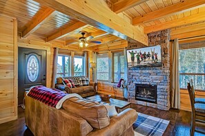 Smart TV, caminetto, videogiochi, videoteca