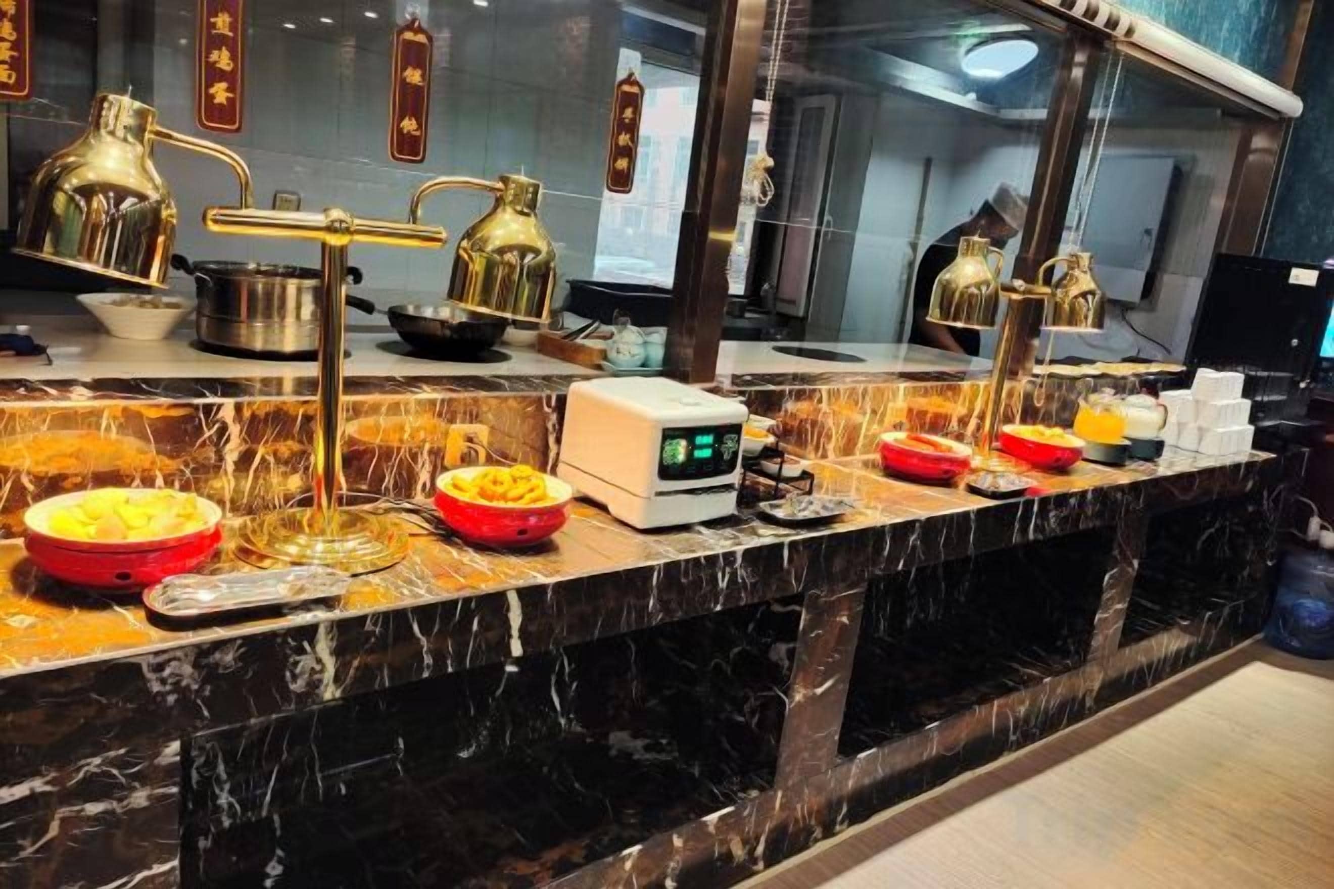 Un buffet proposant une variété de plats et une horloge numérique.