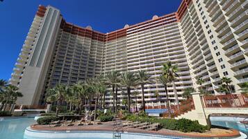 室内游泳池,室外游泳池