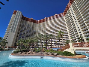 Alberca techada y alberca al aire libre