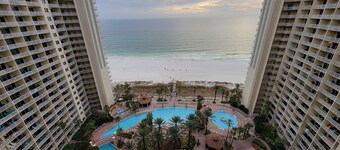 GUEST Will find pool & Pure Shore Galore, Highly Rated Unit & Owner! Sleeps 6