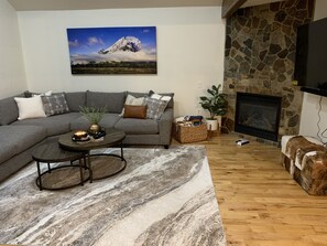 Smart TV, fireplace, books - Cozy 3 bedroom home just 5min from downtown Whitefish (Whitefish)