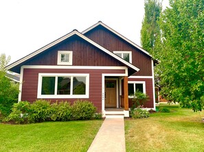 Exterior - Cozy 3 bedroom home just 5min from downtown Whitefish (Whitefish)