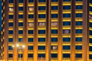 Ein Hochhaus mit mehreren Etagen und einer einheitlichen Fassade.