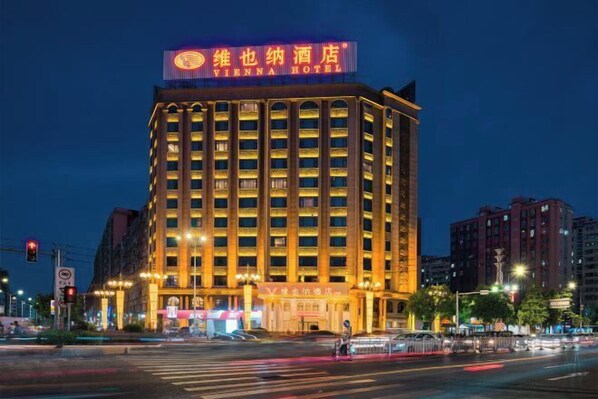 Un hotel de varios pisos con un letrero llamativo en la parte superior.