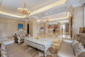 A spacious lobby with a grand chandelier, plush seating, and a marble floor. - Vienna Hotel (Puning Huancheng South Road High-speed Railway Station) (Puning)