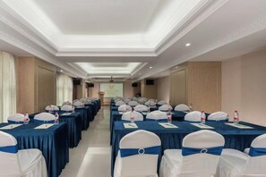 A conference room with rows of tables, chairs, and a presentation screen. - Vienna Hotel (Puning Huancheng South Road High-speed Railway Station) (Puning)