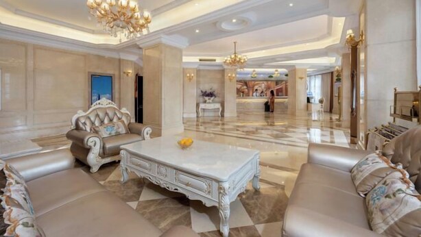 A luxurious lobby with a marble floor, elegant furniture, and chandeliers. - Vienna Hotel (Puning Huancheng South Road High-speed Railway Station) (Puning)