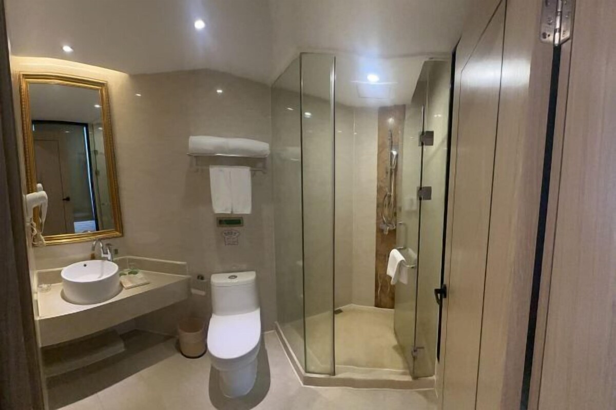 Ein modernes Badezimmer mit einer Duschkabine, einem Waschbecken und einer Toilette.