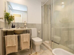 Doccia, asciugacapelli, asciugamani, sapone