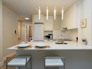 Refrigerador, microondas, horno y lavavajillas 