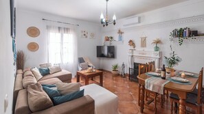 Fernseher, Kamin, Tischtennisplatte