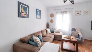 Fernseher, Kamin, Tischtennisplatte