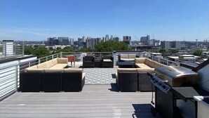 A rooftop terrace with outdoor seating and a grill. - Beautiful Nashville Home – Near Broadway (Nashville)