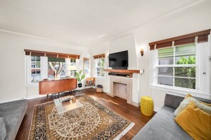 TV, stereo - Atwater Oasis w/Pool and HotTub very Walkable Area (Los Angeles)