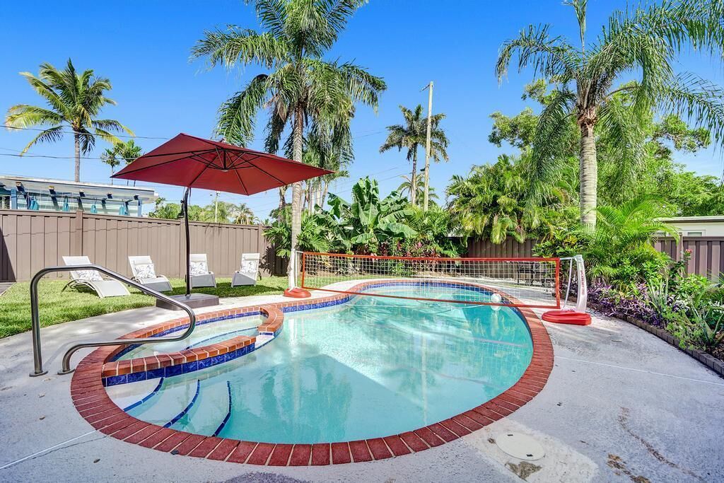 Relaxing 4 Bed 2 Bath Pool Home Mins to the Beach