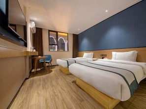 Une chambre d’hôtel avec un grand lit, un bureau et une chaise.