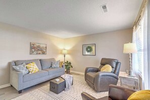 TV, video games, offices - Stay near all Chas attractions, quiet comfort with fenced yard! (Goose Creek)