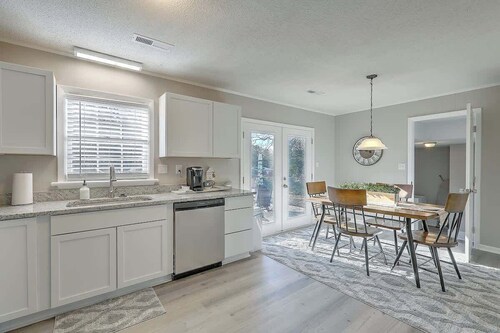 Stay near all Chas attractions, quiet comfort with fenced yard!