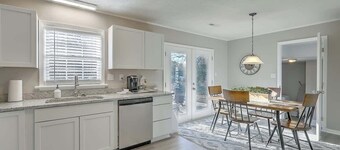 Stay near all Chas attractions, quiet comfort with fenced yard!