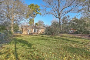 Exterior - Stay near all Chas attractions, quiet comfort with fenced yard! (Goose Creek)